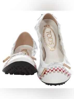 Tod's 🇮🇹 Cream Color Suede and Leather Driving Flats.
Size: 37   US. Size: 7